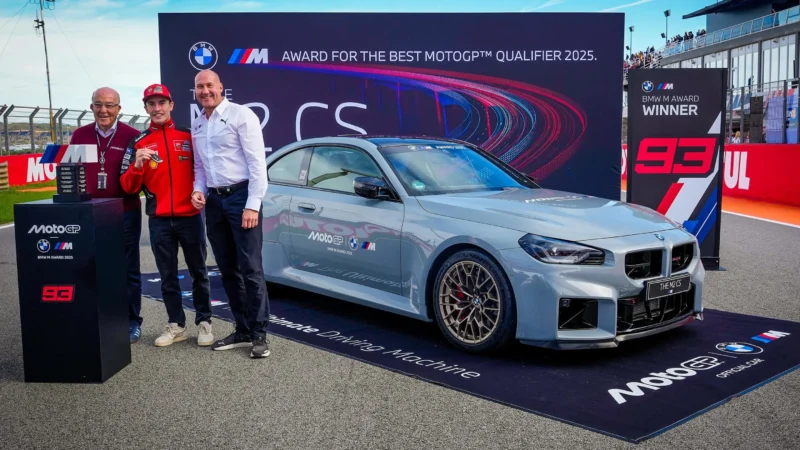 bmw m2 cs de culoare gri pe postament