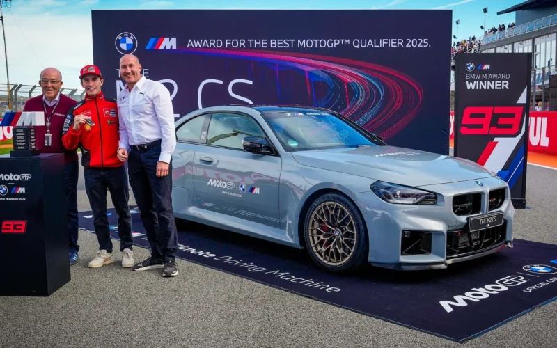 bmw m2 cs de culoare gri pe postament