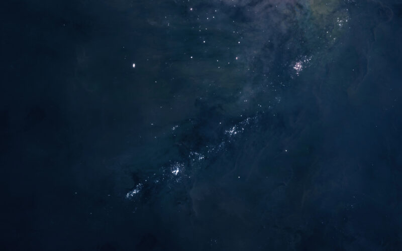 Nebuloase-și-roiuri-stelare-în mijlocul-unui--gol-cosmic