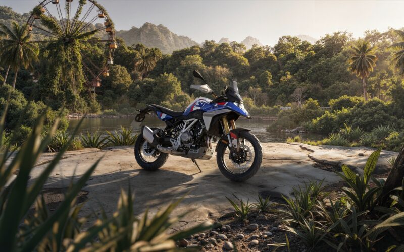 motocicleta adventure in padure