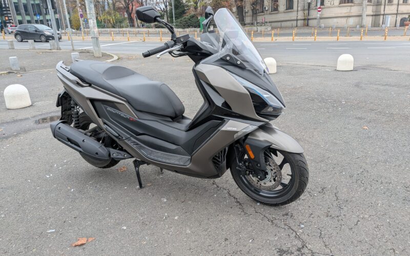 maxi scuter de culoare gri in mediul urban