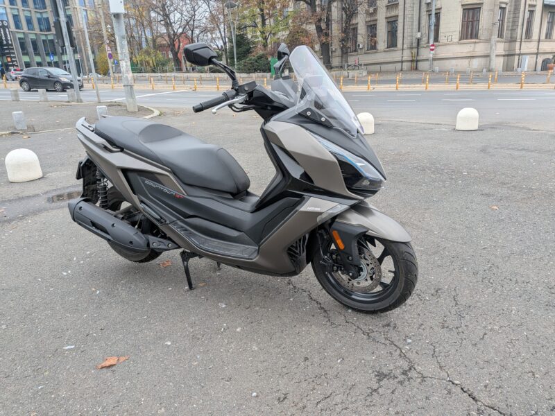 maxi scuter de culoare gri in mediul urban