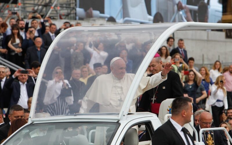 Papa-Francisc-papamobil