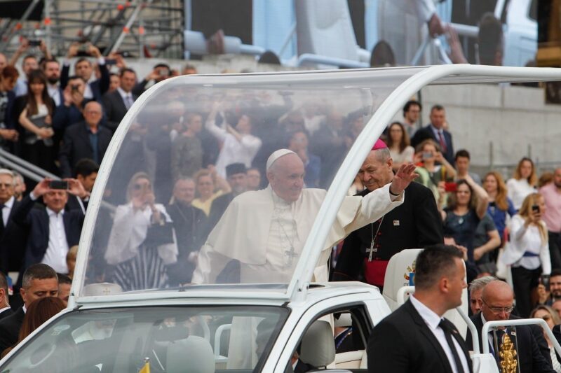 Papa-Francisc-papamobil