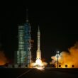 Racheta Long March-2F care transporta echipajul Shenzhou 21