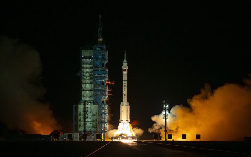Racheta Long March-2F care transporta echipajul Shenzhou 21