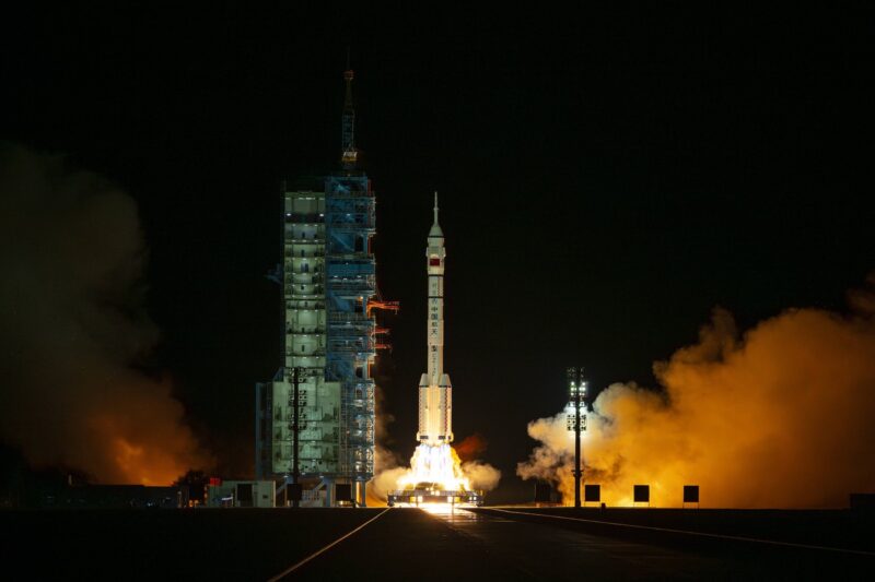 Racheta Long March-2F care transporta echipajul Shenzhou 21