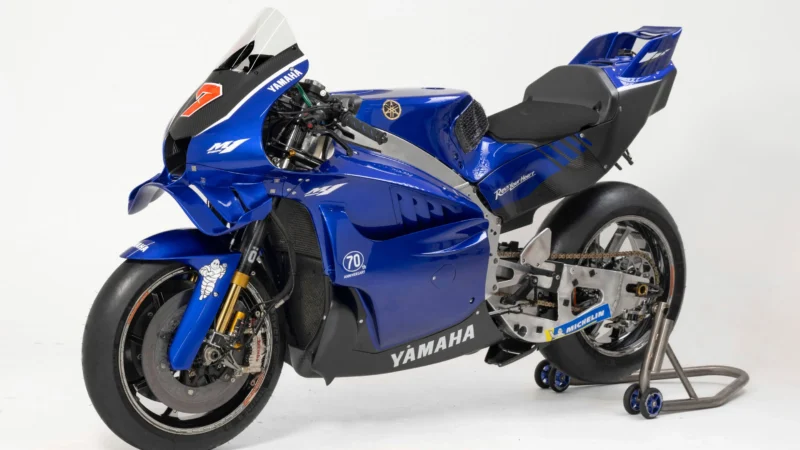 motocicleta motogp de culoare albastra