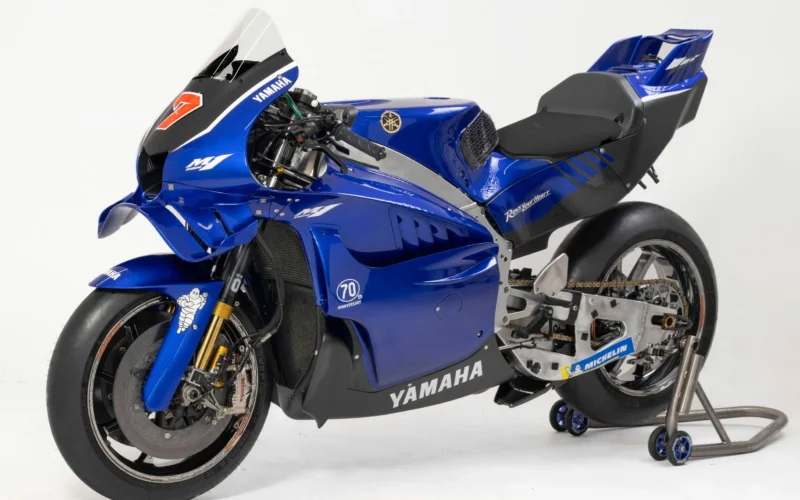 motocicleta motogp de culoare albastra