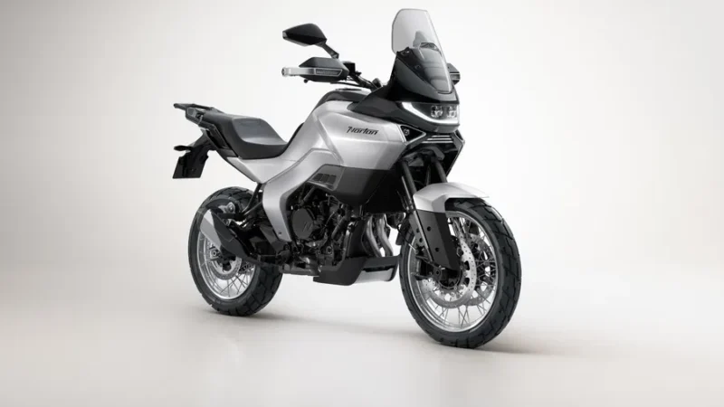 motocicleta adv de culoare gri pe fundal alb