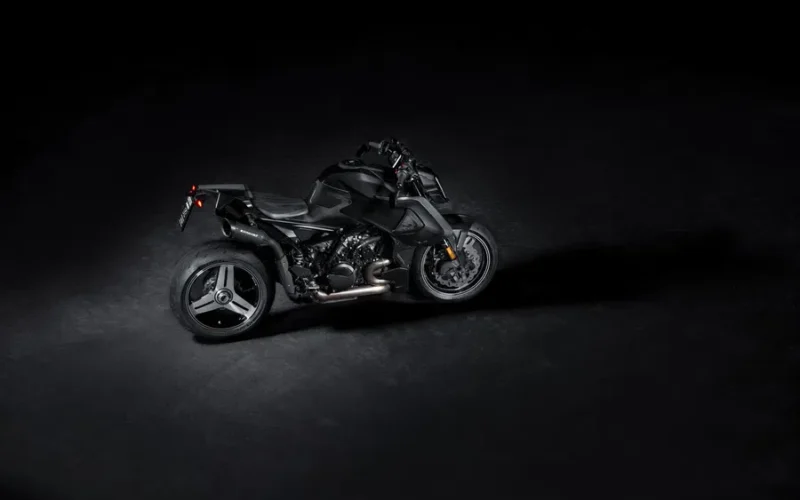 motocicleta ktm neagra de tip naked pe fundal negru