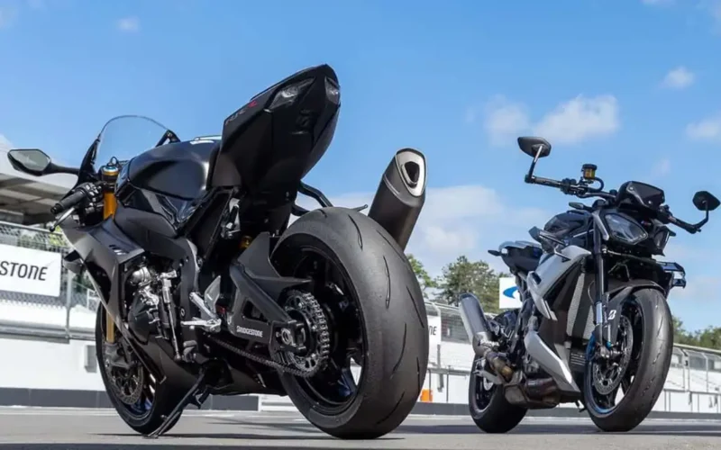 doua motociclete sport pe circuit