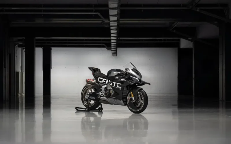 motociccleta super sport de culoare neagra intr-un hambar