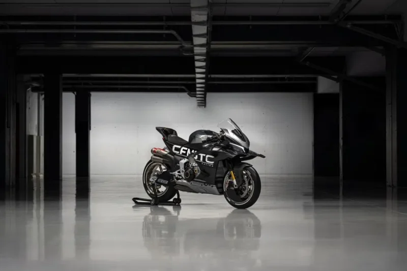 motociccleta super sport de culoare neagra intr-un hambar