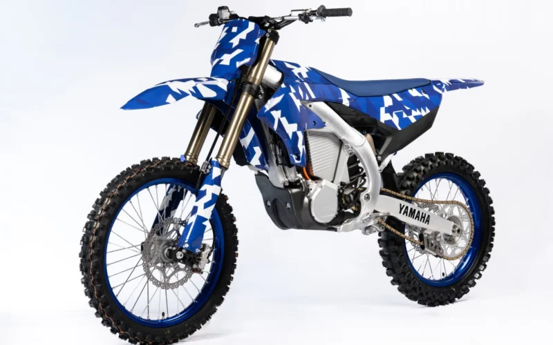 motocicleta motocross albastra electrica pe fundal alb