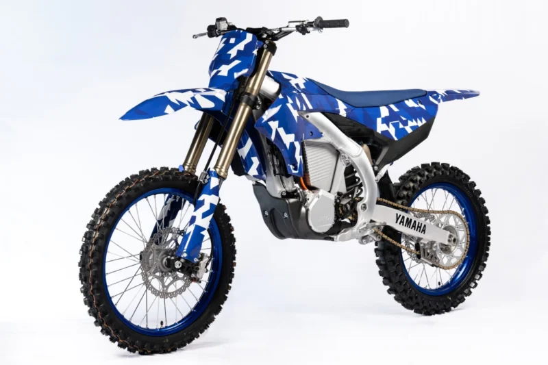 motocicleta motocross albastra electrica pe fundal alb