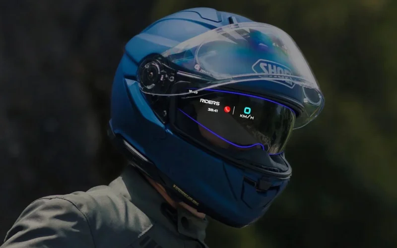 casca de motociclist de culoare albastra