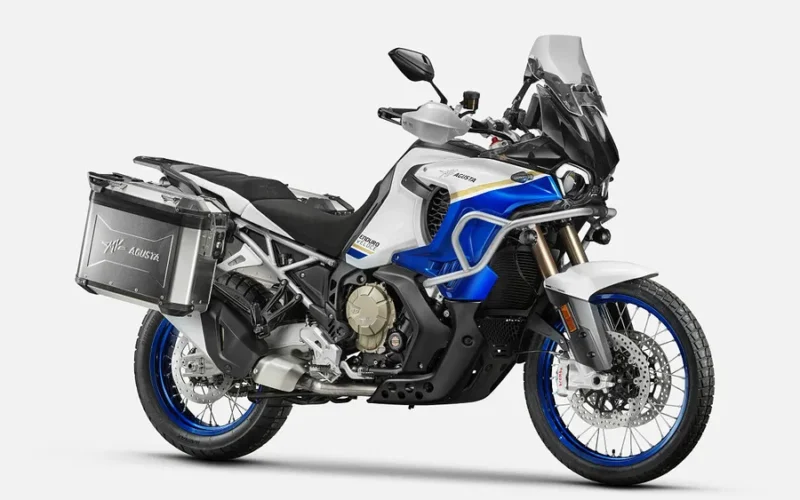 motocicleta adventure de culoare alb albastra pe fundal alb