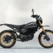 motocicleta neagra de tip scrambler pe fundal gri