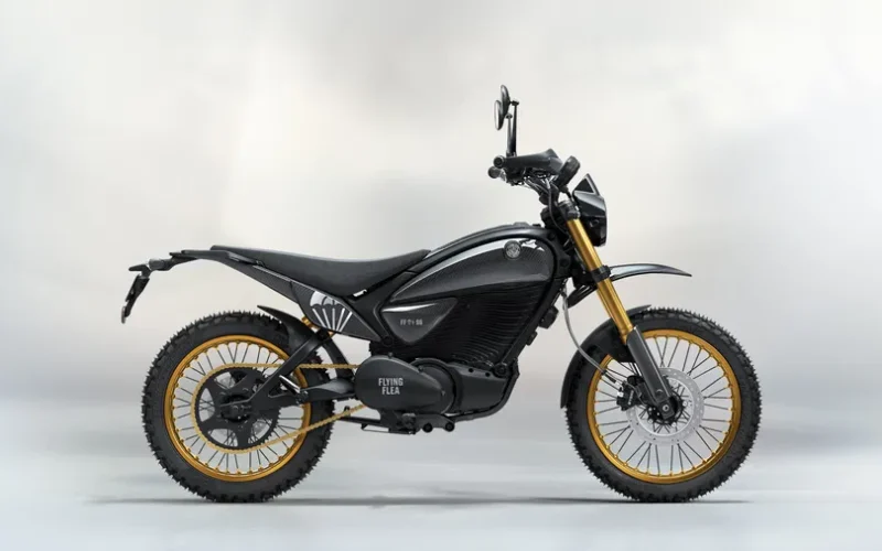 motocicleta neagra de tip scrambler pe fundal gri