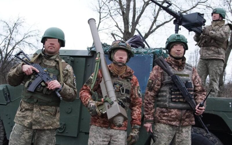 Soldat ucrainean cu un sistem MANPADS de producție chineză