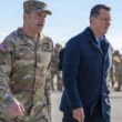 generalul christopher donahue alaturi de ministrul apararii ionut moseanu