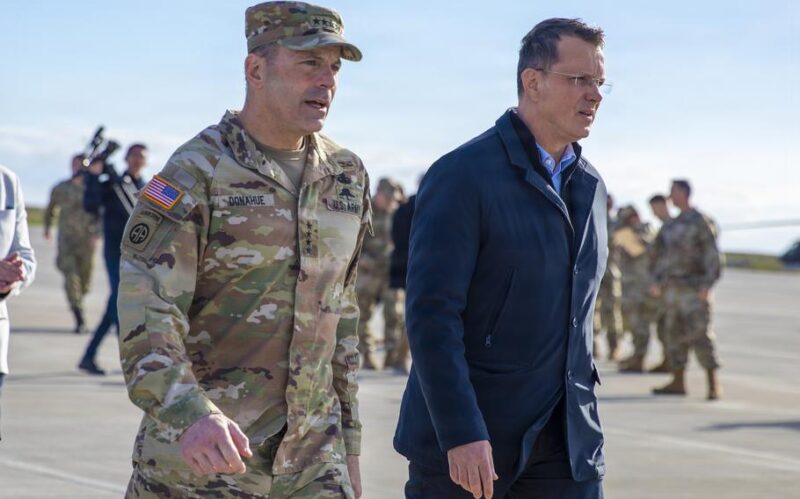 generalul christopher donahue alaturi de ministrul apararii ionut moseanu
