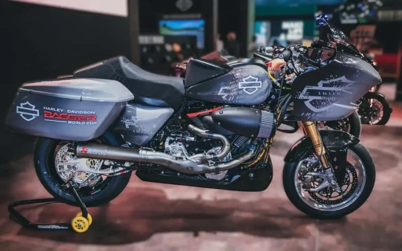 motocicleta cruiser de mari dimensiuni de culoare gri la stand de prezentare