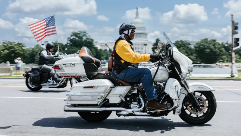 doua motociclete harley davidson albe in fata casei albe