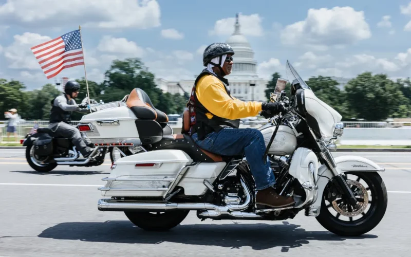 doua motociclete harley davidson albe in fata casei albe