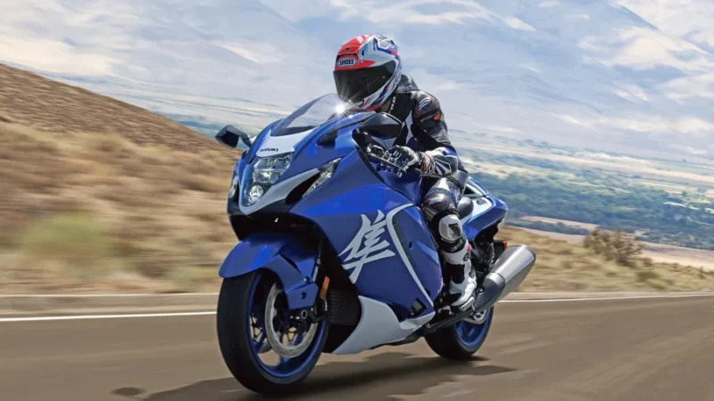 motocicleta sport touring de mari dimensiuni de culoare albastra pe strada cu dealuri in spate