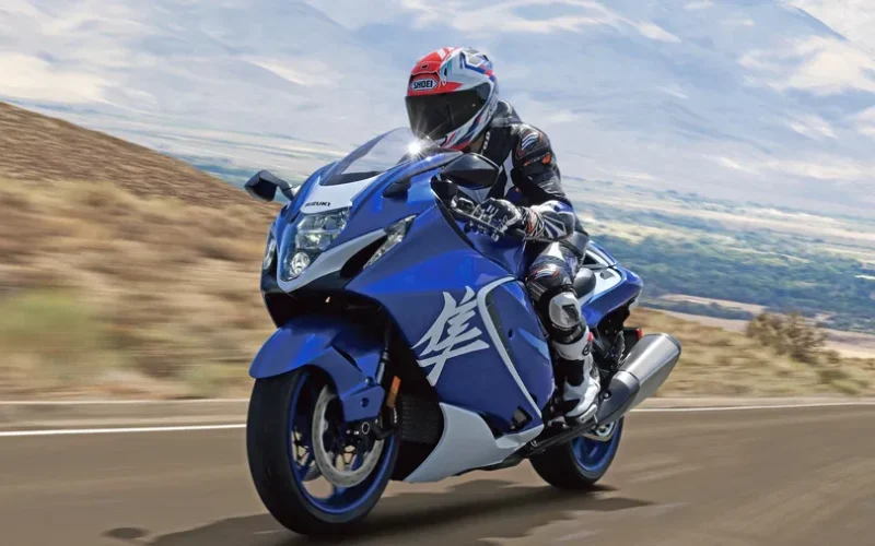 motocicleta sport touring de mari dimensiuni de culoare albastra pe strada cu dealuri in spate