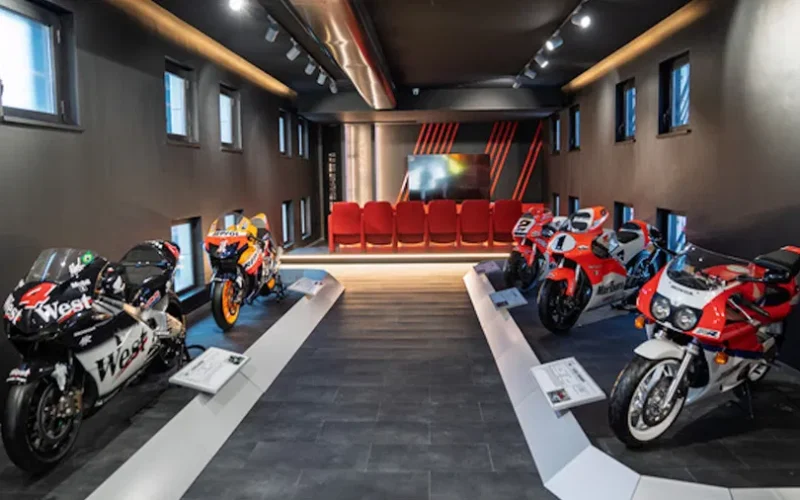 motocilete clasice de la honda intr-un sala de muzeu