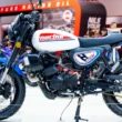 motocicleta de tipul scrambler la stand de expozitie tricolora