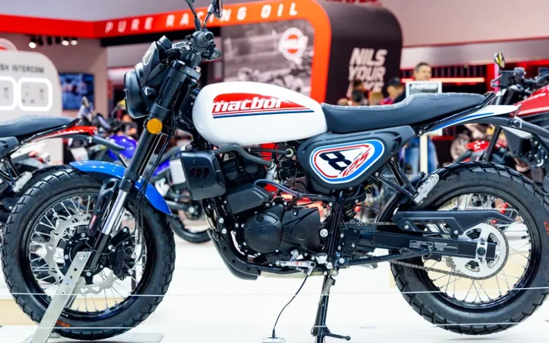 motocicleta de tipul scrambler la stand de expozitie tricolora