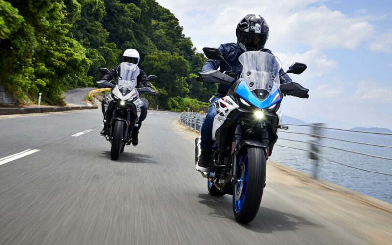 motociclete sport touring pe strada virajata cu padure in spate