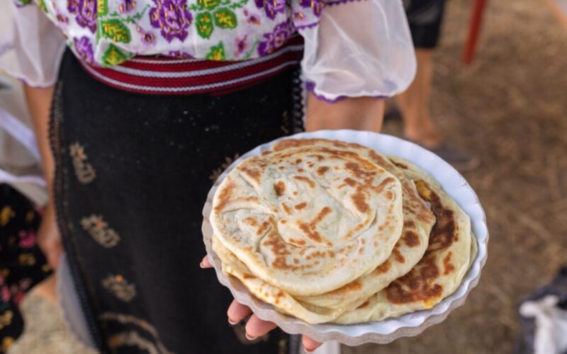 mancare-romaneasca-placinte-cluj-costum-national-romania-traditii-1024x683