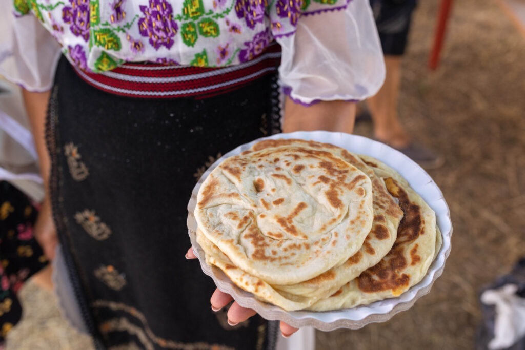 mancare-romaneasca-placinte-cluj-costum-national-romania-traditii-1024x683