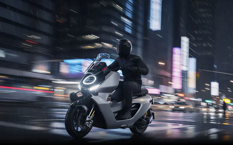 maxi scuter electric in mediul urban pe timp de noapte