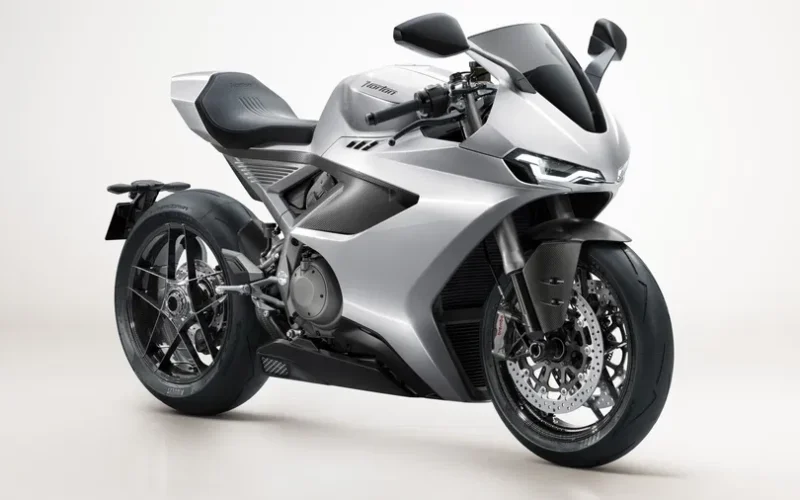 motocicleta gri super sport pe fundal alb