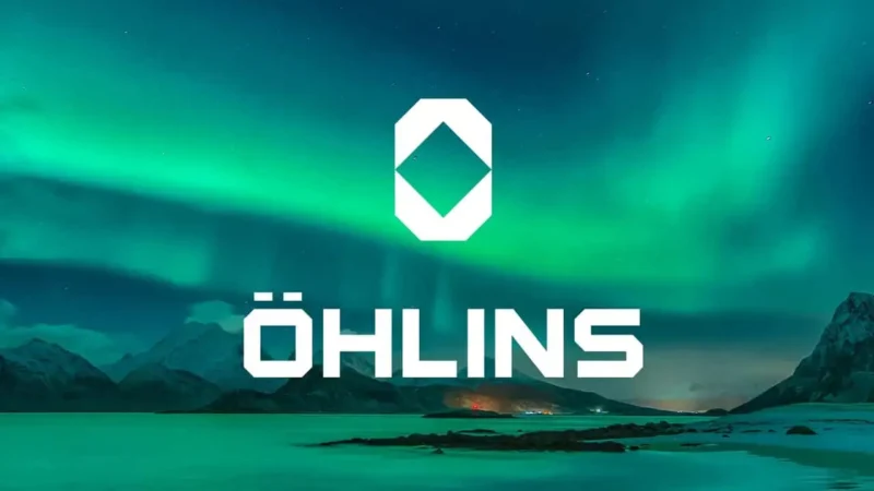 nou logo ohlins alb pe fundal verde de aurora boreala