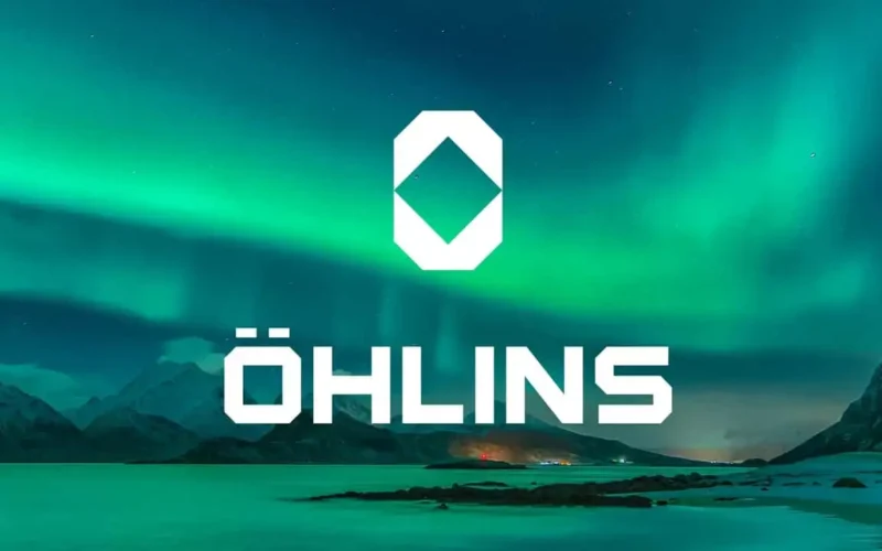 nou logo ohlins alb pe fundal verde de aurora boreala