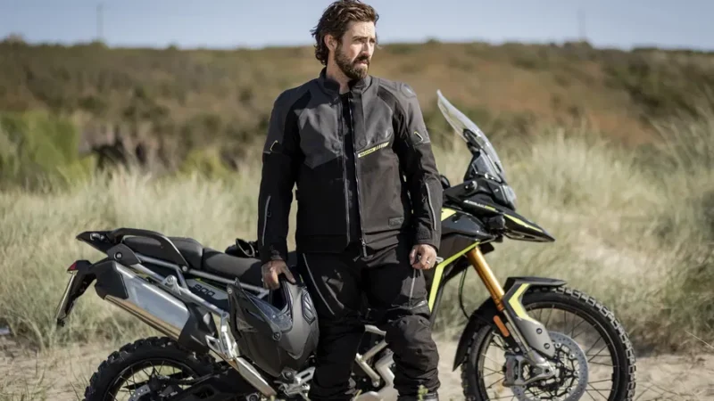 motociclist la marginea unui deal