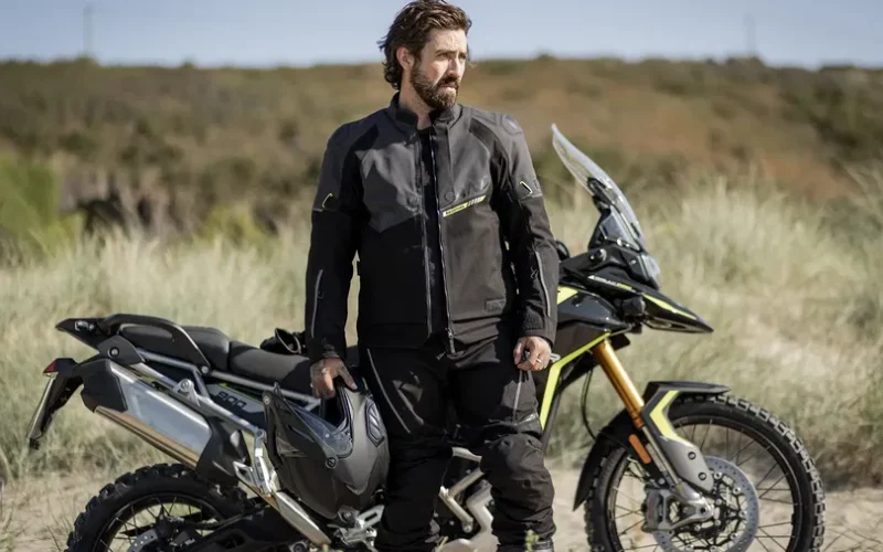 motociclist la marginea unui deal