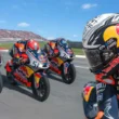 piloti de curse pe un circuit cu motociclete de viteza
