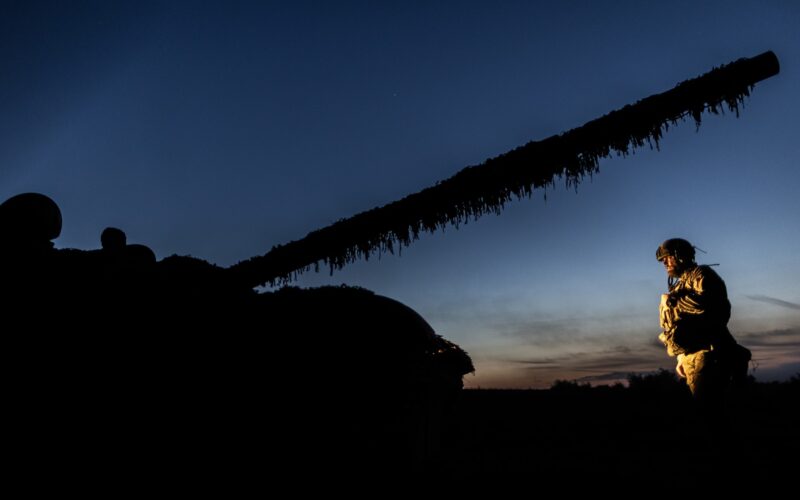 tanc ucrainean fotografiat noaptea