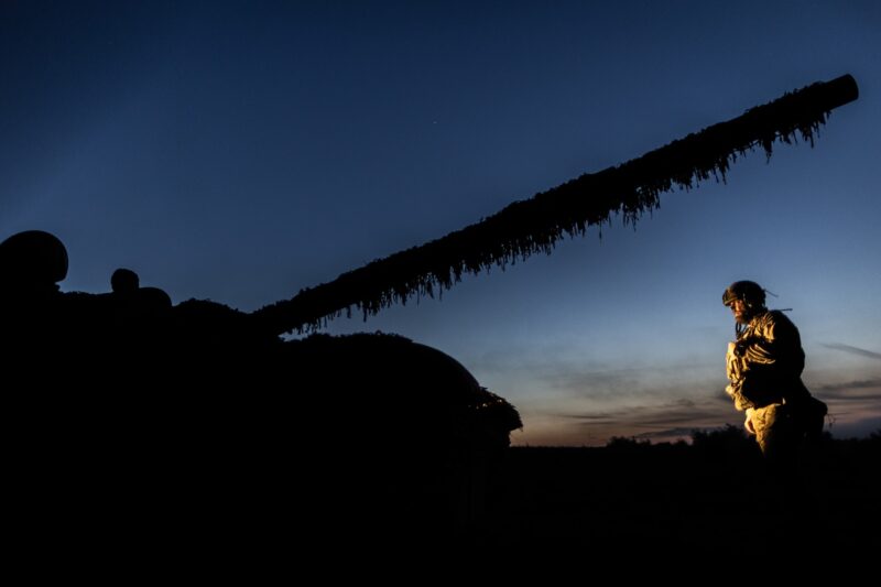 tanc ucrainean fotografiat noaptea