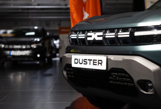 dacia duster intr-un showroom