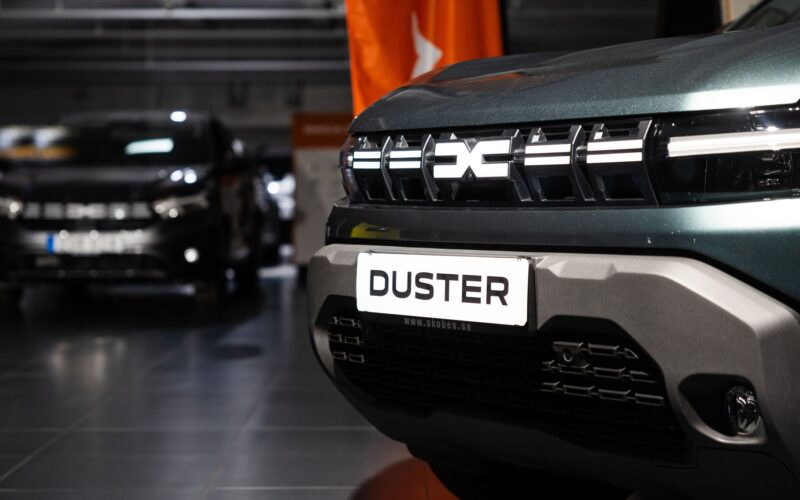 dacia duster intr-un showroom