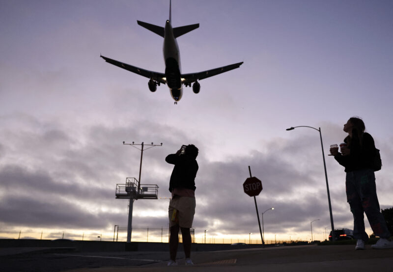 avion-trafic-aerian-decolare-aterizare